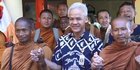 Momen Ganjar Pranowo Sambut Kedatangan Biksu Thudong, Penuh Kehangatan