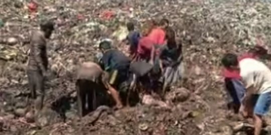 Viral Warga Bongkar Tumpukan Sampah di Bengkalis demi Daging Sitaan Bea Cukai
