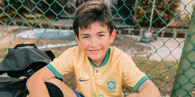 Potret Ganteng Quenzino Anak Carissa Puteri Usai Latihan Sepakbola Curi Perhatian