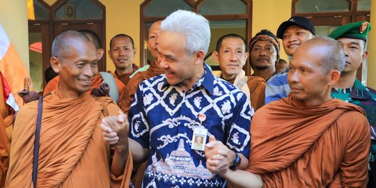Warga Antusias Bantu Biksu Thudong, Ganjar: Cerminan Kebhinekaan Bangsa Indonesia