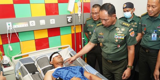 Jenderal TNI Ini Jenguk Anak Buah Korban Heli Jatuh di Ciwidey, Doakan Lekas Pulih