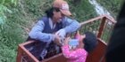 Ingatkan untuk Bersyukur, Momen Pemulung Main Bareng Anaknya Ini Bikin Haru