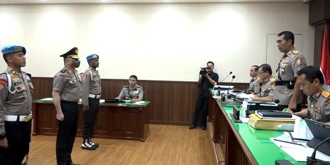 VIDEO: Ekspresi Irjen Teddy Minahasa Jalani Sidang Etik, Dikawal 5 Jenderal Polisi