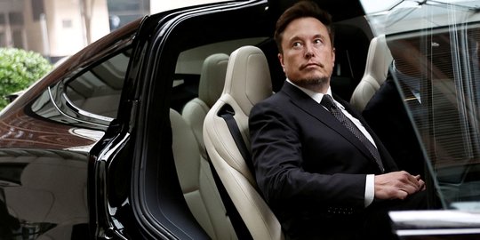 Gaya Elon Musk Naik Tesla Model X Hitam di Beijing