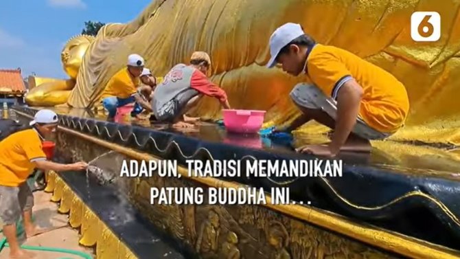 patung buddha tidur terbesar di indonesia dimandikan jelang hari raya waisak