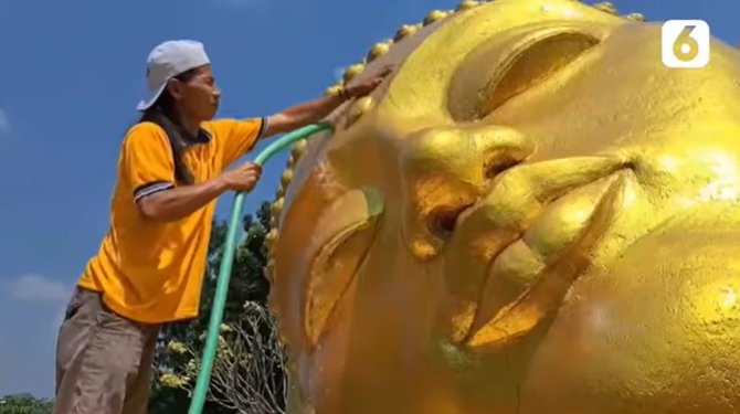 patung buddha tidur terbesar di indonesia dimandikan jelang hari raya waisak