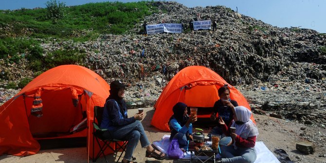 Aksi Kemah Relawan untuk Mengkritisi Keberadaan TPA Cipayung yang Menggunung