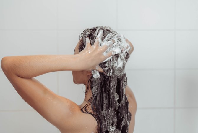 10 cara melembutkan rambut lewat perawatan mudah sehari hari