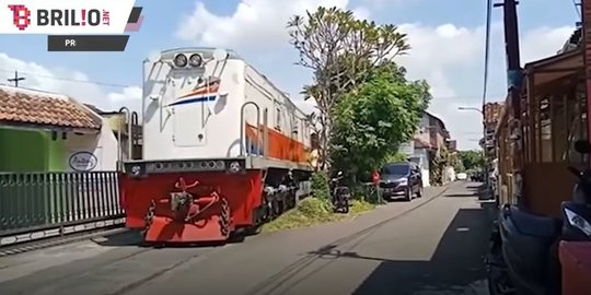 Kereta Api Bisa Lintasi Gang Rumah Warga, Ini Keunikan Kampung Pengok Yogyakarta