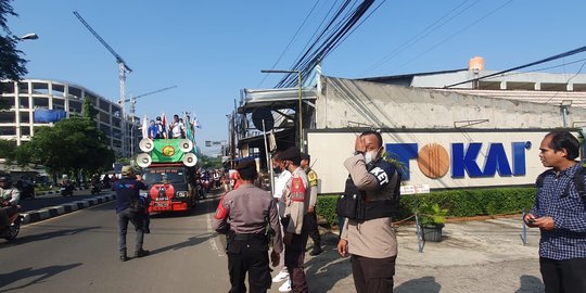 Ratusan Karyawan di Depok Gelar Demonstrasi Tolak PHK Besar-besaran