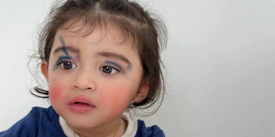 Momen Lucu Guzel Anak Margin dengan Wajah 'Cemong' karena Pakai Make Up Sendiri