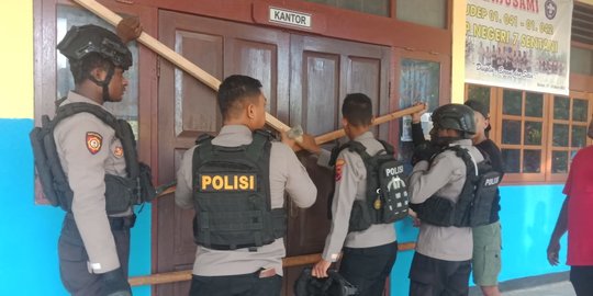 Polisi Buka Paksa Kayu Segel Pintu Sekolah di Jayapura, Pj Bupati: Tak Ada Kompromi