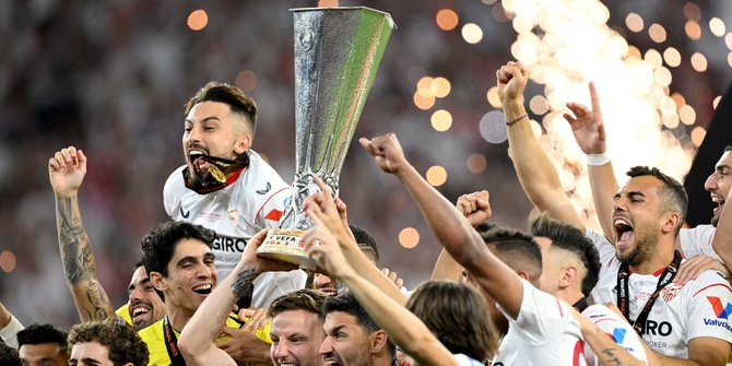 Sevilla Angkat Trofi Juara Liga Eropa 2022/2023 usai Tekuk AS Roma 3-1