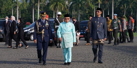 Potret Manis Wapres Maruf Kenakan Pakaian Adat Melayu saat Upacara Harlah Pancasila