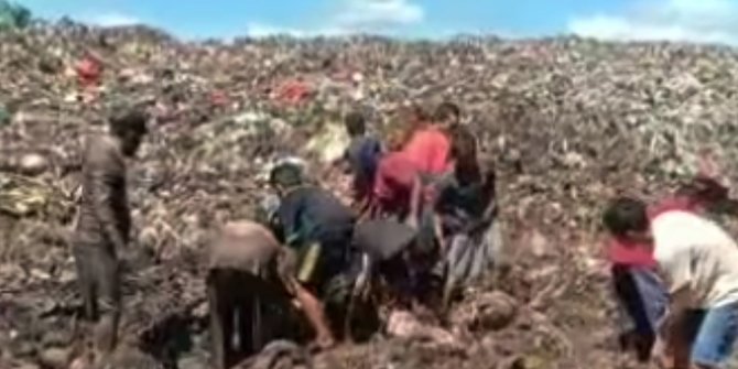 VIDEO: Warga Bengkalis Rebutan Daging Ilegal Asal India Sampai Gali Tempat Sampah