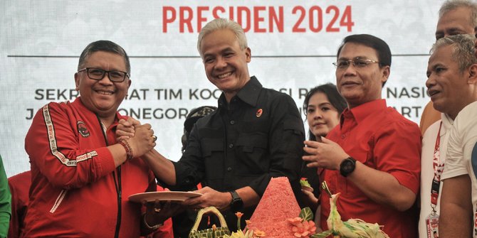 Ganjar Resmikan Rumah Aspirasi Relawan Pemenangan Pilpres 2024 dengan Potong Tumpeng