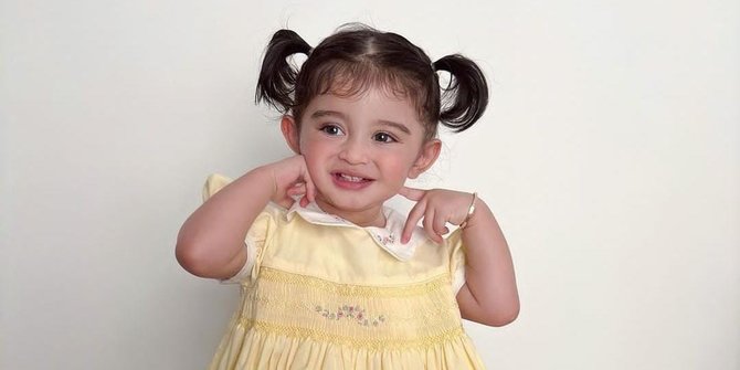 Cantik Bak Princess, Ini Baby Guzel Anak Ali Syakieb dan Margin Pakai Dress Kuning