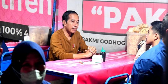 Bincang Serius Jokowi dan Kaesang di Warung Bakmi Pak Pele
