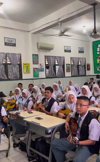 keren banget guru amp siswa 1 kelas belajar sambil gitaran nyanyi coldplay bak konser