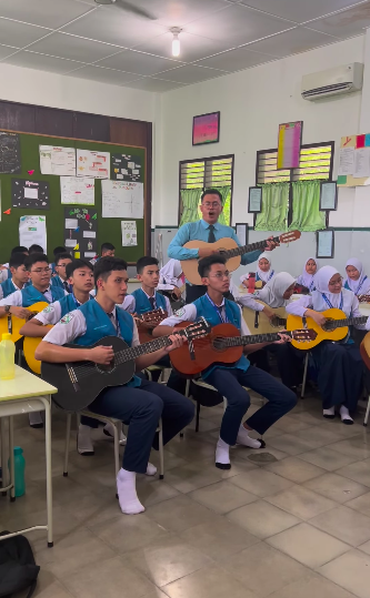 keren banget guru amp siswa 1 kelas belajar sambil gitaran nyanyi coldplay bak konser