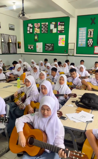 keren banget guru amp siswa 1 kelas belajar sambil gitaran nyanyi coldplay bak konser