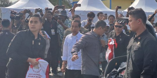 Resmikan Jembatan Kretek II, Jokowi Bagi-bagi Sembako dan Kaos