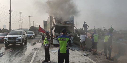 Truk Boks Terbakar di Tol Wiyoto Wiyono, Diduga Korsleting Listrik
