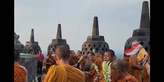 Menangis Haru, Ini Momen Biksu yang Jalani Thudong dari Thailand Sampai di Borobudur