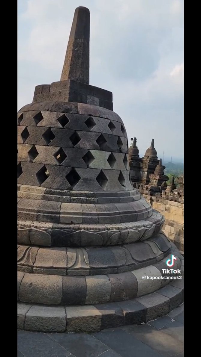 menangis haru ini momen biksu yang jalani tudong dari thailand akhirnya sampai di borobudur