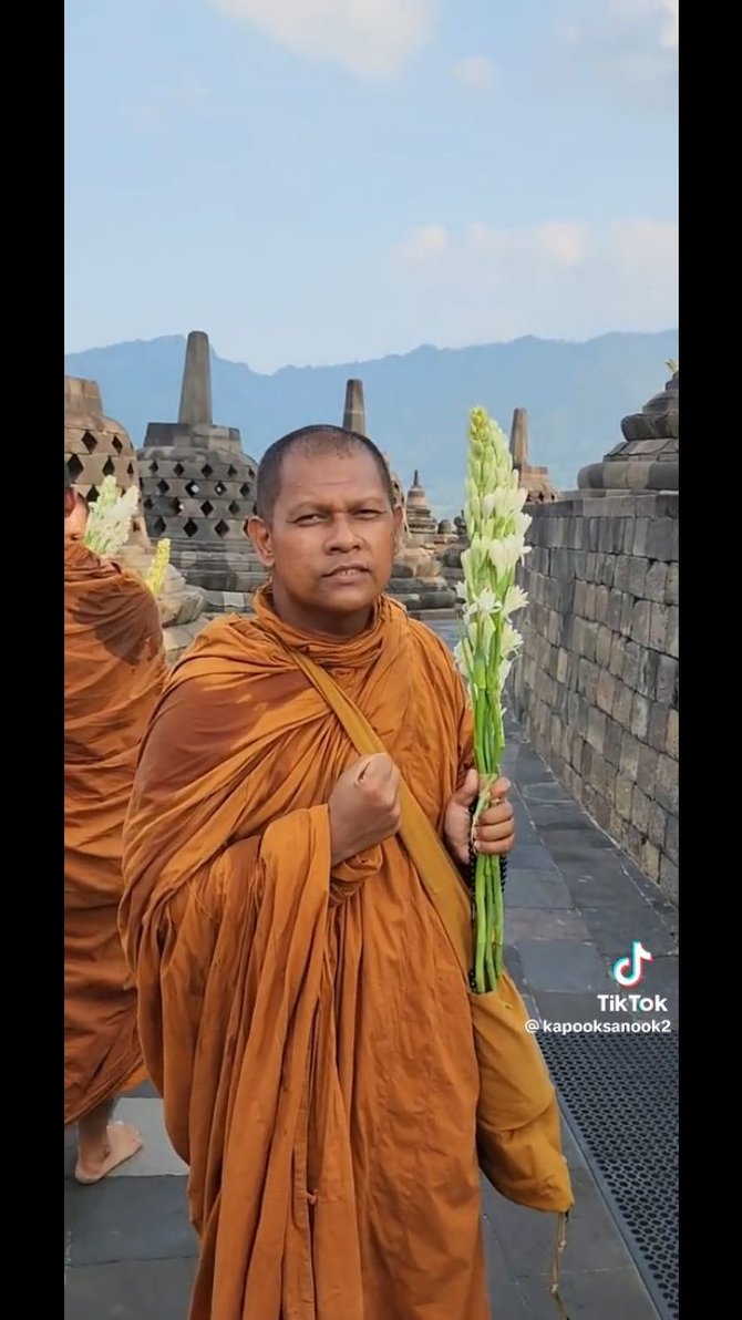 menangis haru ini momen biksu yang jalani tudong dari thailand akhirnya sampai di borobudur