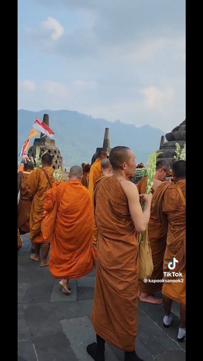 menangis haru ini momen biksu yang jalani tudong dari thailand akhirnya sampai di borobudur