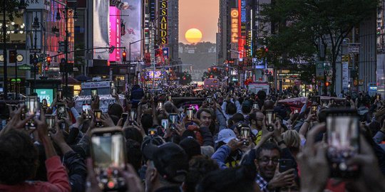 Penampakan Fenomena Matahari Terbenam di Jalanan New York yang Bikin Heboh