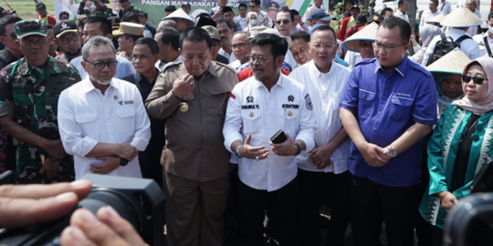 Mentan Tanam Kedelai di Tanggamus Bersama Gubernur dan Mendag