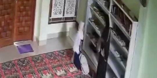 Viral Dua Perempuan Curi Alquran di Masjid