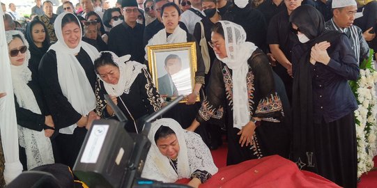 Ayah Mertua Puan Maharani Dimakamkan di TPU Tanah Kusir, Begini Suasana Pemakaman