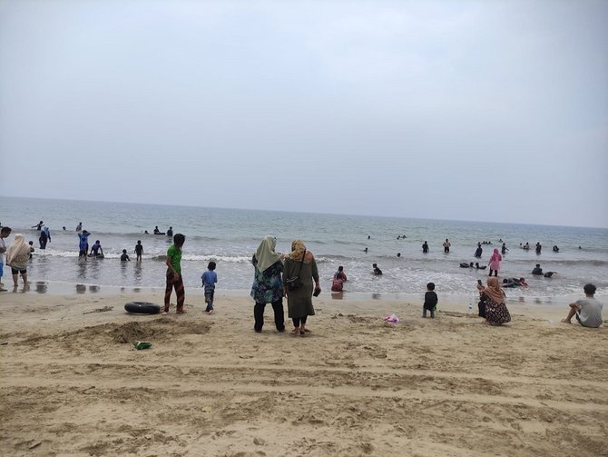 ilustrasi wisatawan di pantai