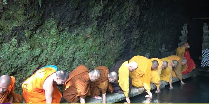 Jalani Ritual Sakral, Begini Momen Para Biksu Mengambil Air Suci di Umbul Jumprit
