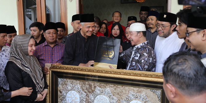 Ganjar Dapat Gambaran Indonesia ke Depan dari Kiai Adib Ponpes Buntet