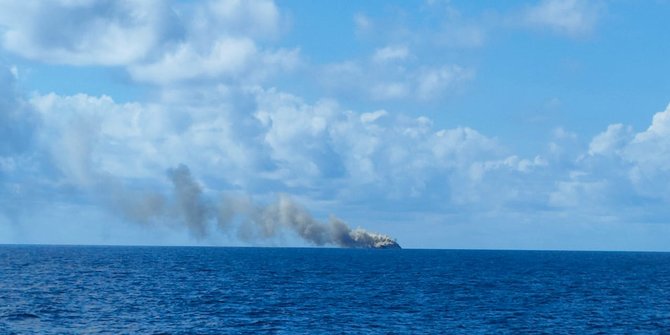 8 Kapal Dikerahkan TNI AL Evakuasi KRI Teluk Hading yang Terbakar di Perairan Selayar