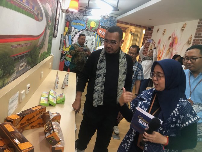 staf khusus stafsus menteri badan usaha milik negara bumn arya mahendra sinulingga di rumah bumn solo