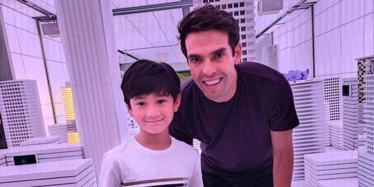 Keren Abis! Momen Rafathar Foto Bareng Legenda Pesepak Bola Ricardo Kaka