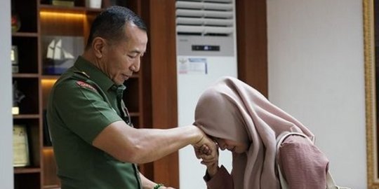 Mayjen TNI Bertemu Nuraini Pemanggul Semen, Si Gadis Sampai Cium Tangan Sang Jenderal