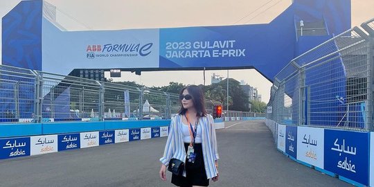 Cantiknya Prilly Latuconsina di Jakarta E-Prix 2023, Foto Bareng Pebalap jadi Sorotan