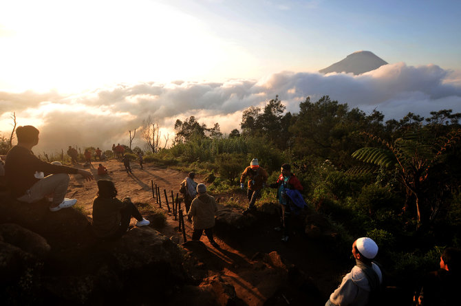 keindahan sunrise dari bukit sikunir