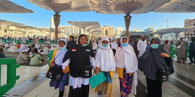 Mengawal Jemaah Lansia Merasakan Salat di Masjid Nabawi