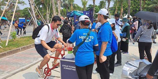 Unik, Penonton Formula E Jajal Bikin Jus Sambil Gowes Sepeda