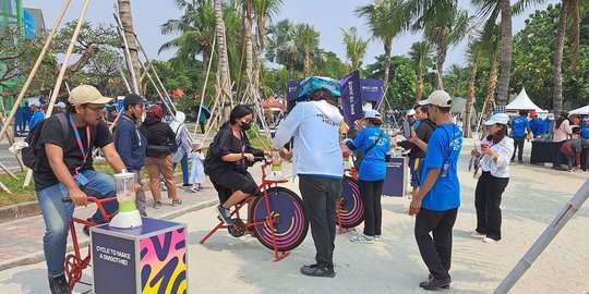 unik, penonton formula e jajal bikin jus sambil gowes sepeda