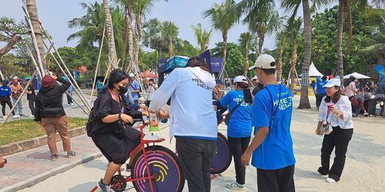 unik, penonton formula e jajal bikin jus sambil gowes sepeda
