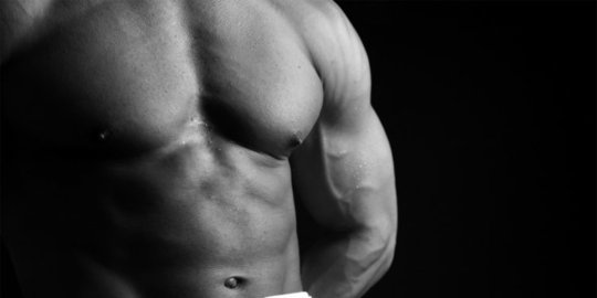 Cara Membentuk Otot Dada dengan Barbel Tanpa Harus ke Gym