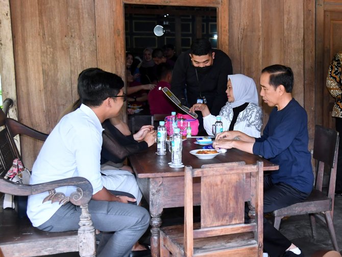 potret jokowi ngopi di warung kopi klotok kaliurang